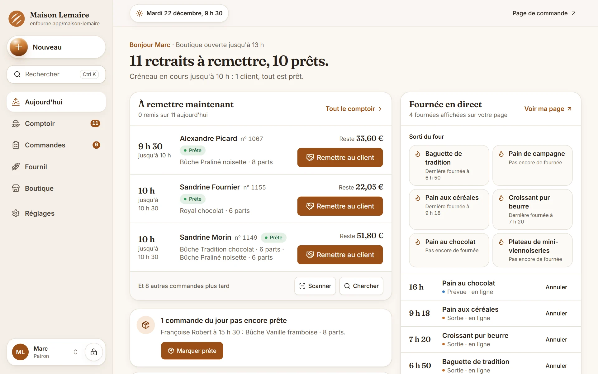 L'écran Aujourd'hui d'Enfourne sur ordinateur, à 9 h 30 : les retraits à remettre maintenant avec le reste à payer, la commande du jour pas encore prête, les acomptes en attente, un client à rappeler et les 92 retraits du jeudi 24 décembre